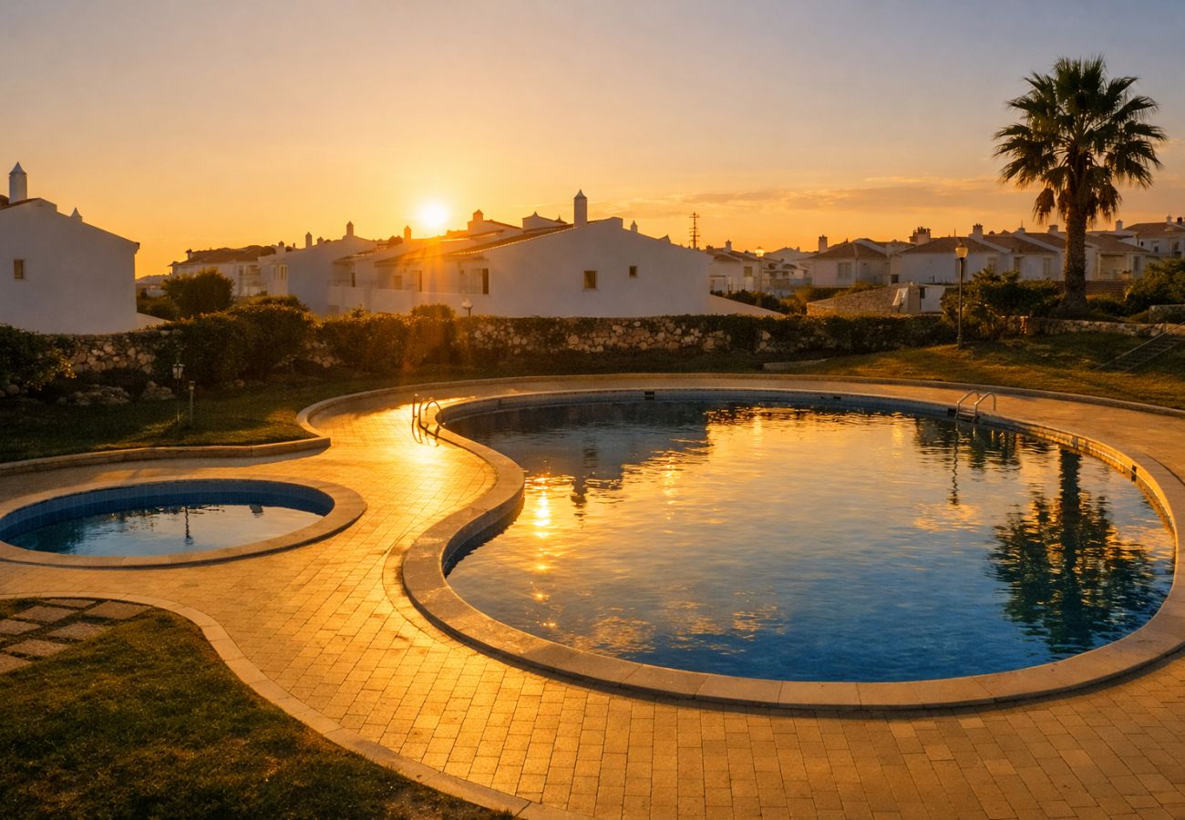 Condomínio em Albufeira - T2 Cond. Privado A/C. piscinas, praia a 500m