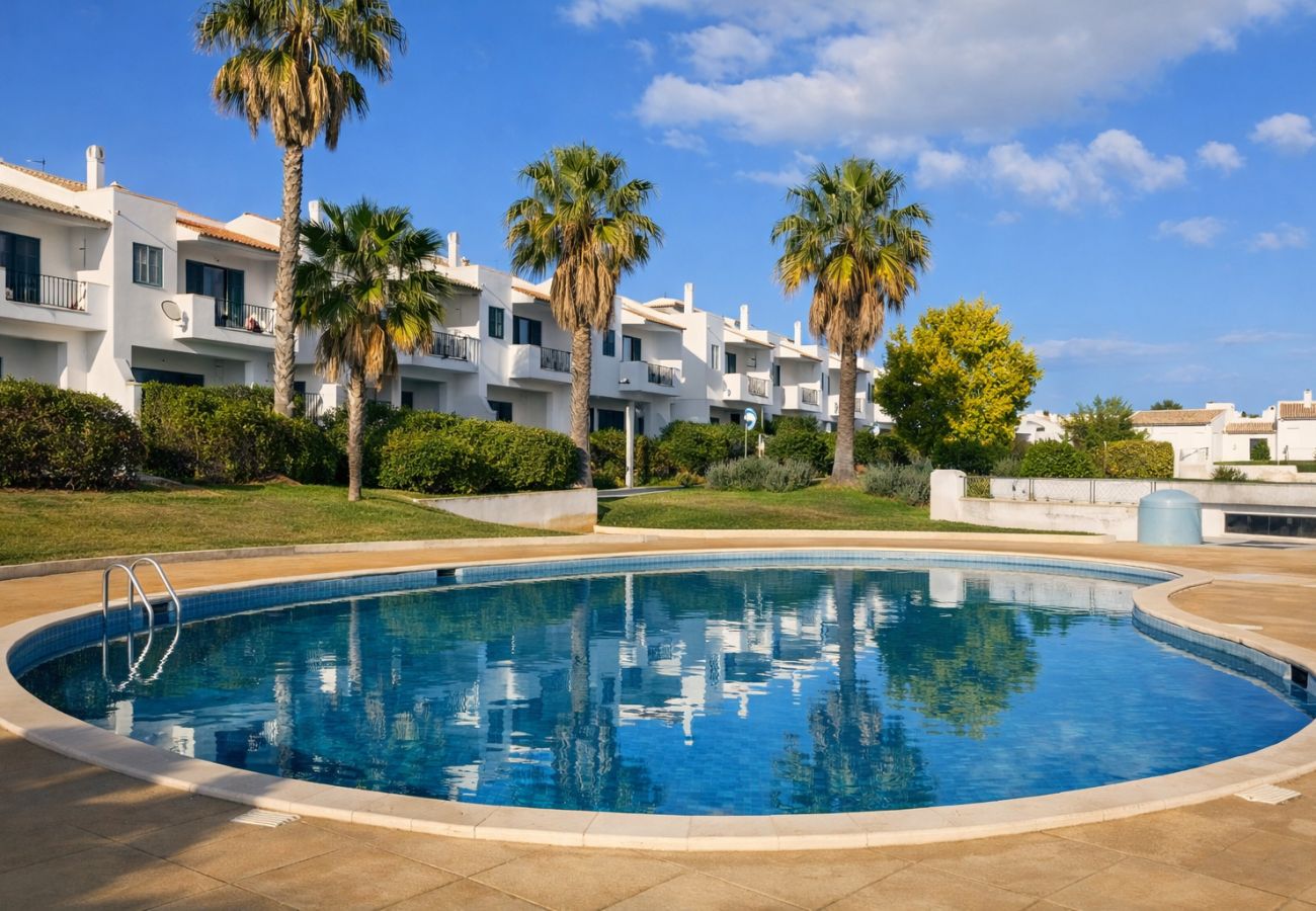 Apartamento em Albufeira - T0 Condomínio jardim da Oura, A/c, piscinas, terra
