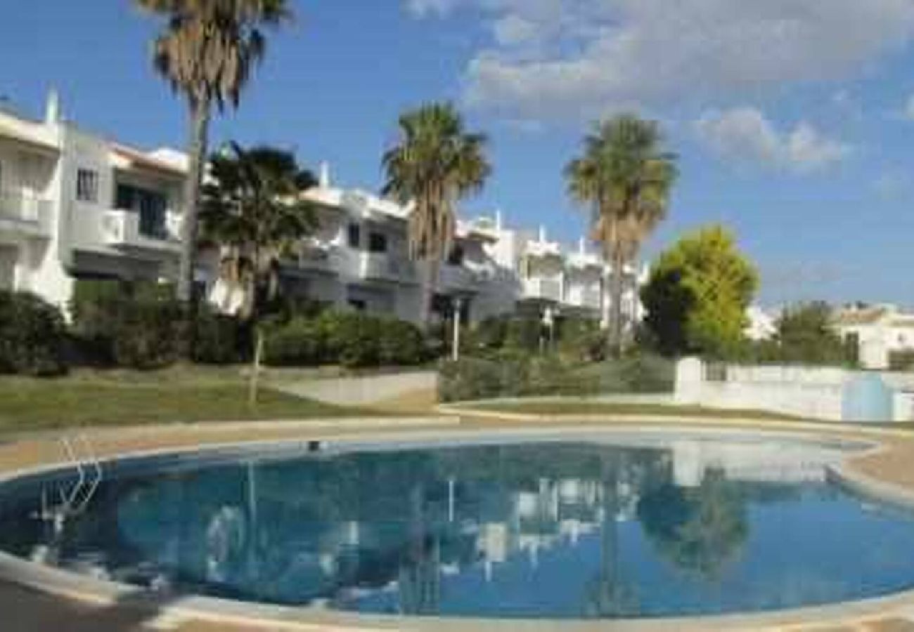 Apartment in Albufeira - T0 Condomínio jardim da Oura, A/c, piscinas, terra