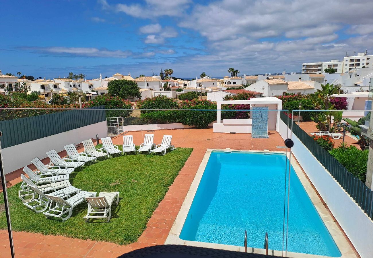 Apartment in Albufeira - T2-2º vista mar, piscina, bbq, para a praia vai a