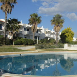 Moradia V2 em Albufeira, condomínio. Com jardim, lugradouro e BBq, vista piscina e vista mar, parqueamento e praia a 500m.
